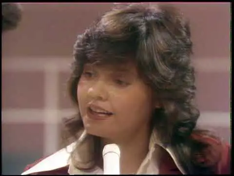 Cyndi Grecco was the main singer who belted out the "Laverne & Shirley" theme song.