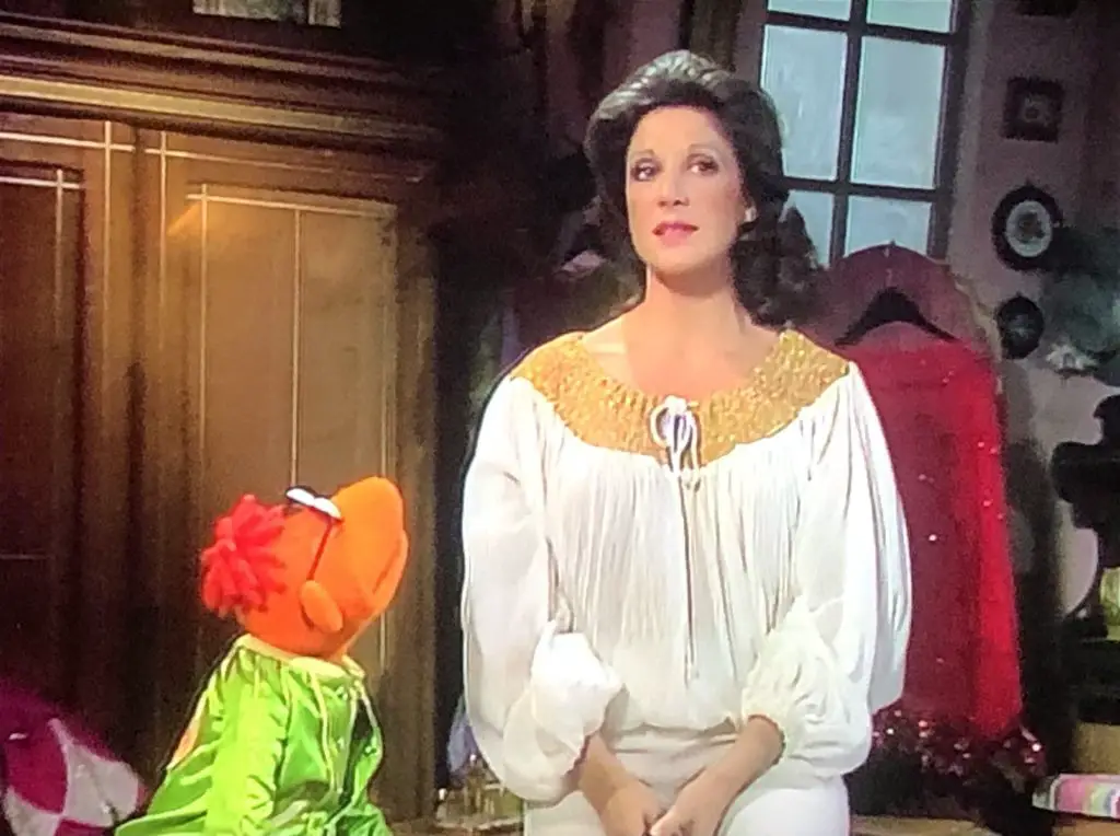 In the middle of her run on the TV sitcom "Alice," Linda Lavin took some time out to guest star on "The Muppet Show."